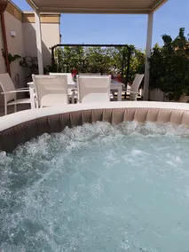 De Luxe Suite with Whirlpool - Image 2
