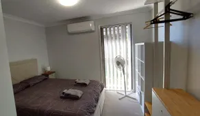 Qn bed, granny flat, proximity Sandstone Pt Hotel - Image 4
