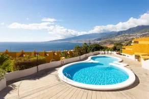 Smuk duplex med pool, terrasse og havudsigt - Image 2