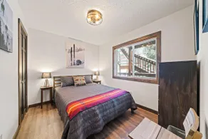Cozy Camp Creek Cabin Chalet-Close to Everything - Image 4