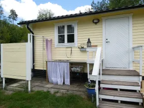 Simple lakeside accommodation in the small cottage - Image 2