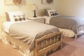 KING, 4 beds, 5 minutes to I-26 - Image 2