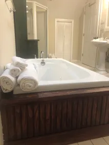 KING, 4 beds, 5 minutes to I-26 - Image 3