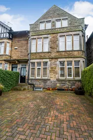 Spacious townhouse with twin off-street parking - Image 4