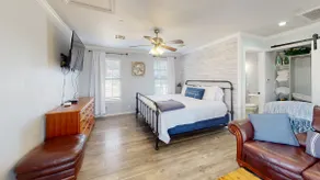Cozy family bungalow perfect for a couple or family of four - Image 5
