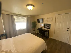 The Bees Nest - Cozy downtown home away from home - Image 2