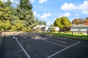 Cottage near Vancouver Lake! Cozy, Clean, & Comfortable w/ new Pickleball Court! - Image 4