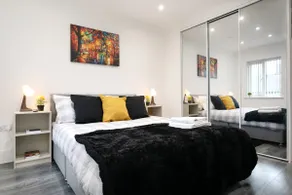 6 Bedrooms, 9 beds. Nottingham Top Serviced Home - Image 4