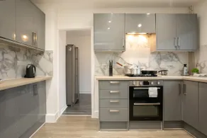 6 Bedrooms, 9 beds. Nottingham Top Serviced Home - Image 5