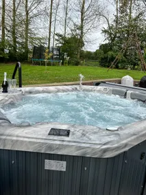 Luxury Farmhouse with Hot Tub, sleeps up to 20 people - Image 3