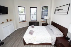 Vibrant & bright 3 B/D, deck, Parking 25 mins NYC! - Image 4