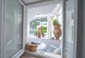Capri. Idyllially boat house on the beach - Image 2
