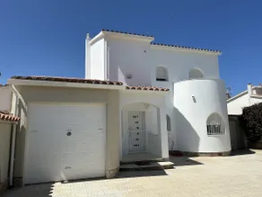 Schöne Villa an einem breiten Kanal mit 15m Liegeplatz und beheiztem Pool! - Image 2