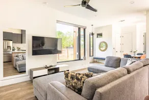 Chic and Boutique - Central Austin Estate - Image 5