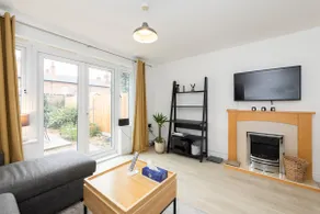 Peaceful terrace house with allocated parking bay - Pass the Keys - Image 2