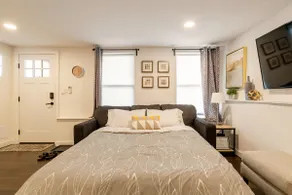 Bright, Stylish Garden Apartment minutes to NYC - Image 2