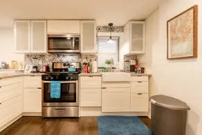 Bright, Stylish Garden Apartment minutes to NYC - Image 3