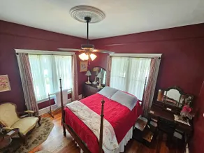 Historic Downtown Bungalow w/piano - Image 4