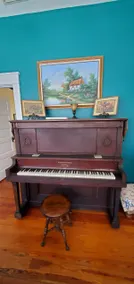Historic Downtown Bungalow w/piano - Image 5