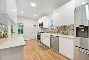 3-Story Modern Comfort w/ Parking | 17 min EWR - Image 5