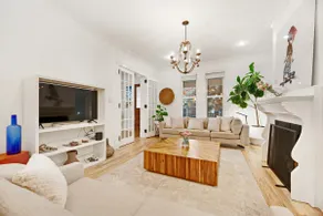 3-Story Modern Comfort w/ Parking | 17 min EWR - Image 2