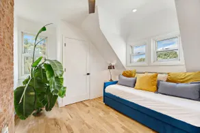 3-Story Modern Comfort w/ Parking | 17 min EWR - Image 4