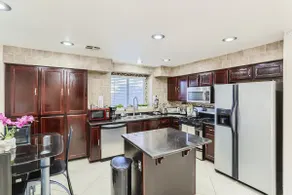 Centrally Located 3BR: Strip View, Spa & Garden - Image 2