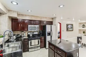 Centrally Located 3BR: Strip View, Spa & Garden - Image 3