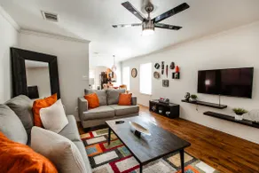 Cozy Manor Home near COTA, Expo Center &Austin - Image 3