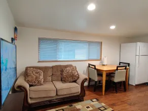 Private Entrance Suite near Link Rail - Image 4