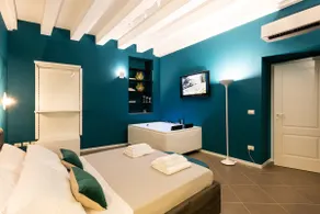 Carlo Suite Apartments with Hot Tub - Image 4