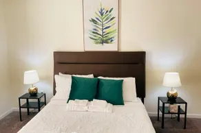 INDEPENDENT 4 Bdr Home Nr Downtown NO CLEANING FEE - Image 5