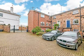 City Centre Duplex - Racecourse views w/ parking - Image 4