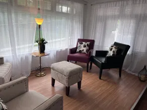 Charming 3 Bedroom Cottage Apartment in a Tudor-Style Home - Image 5