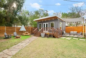 BeeNBee: Cozy Stay & Patio - Image 2