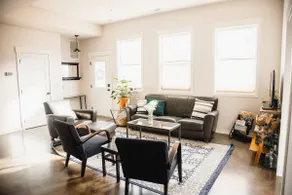 Newly built modern home minutes from town & Ridge - Image 2