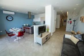 Clifftop Modern Apartment - Image 4