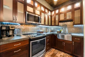 Stunning One Bedroom Condo Just Steps from Ocean! - Image 5