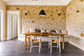 Belle’s Cottage- Luxurious, Stirling escape with cosy fire, deck, tennis court - Image 4