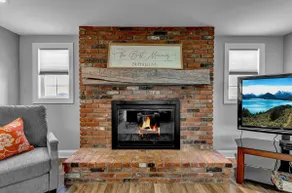 Meticulous Main St. Ranch 2 Bedroom Luxury Apt. Rear Unit - Image 5