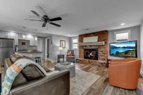 Meticulous Main St. Ranch 2 Bedroom Luxury Apt. Rear Unit - Image 3