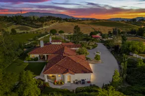 Neu! \"Gehobenes Anwesen im toskanischen Stil in Wine Country\" - Image 2