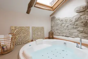 Tiny loft with jacuzzi - Image 3