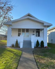 Delightful Downtown Bungalow: Fresh Open-Concept - Image 2