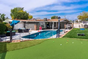 Disneyland Heated Pool/Spa Mini Golf Arcade - Image 2