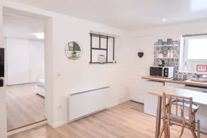 One bedroom apartment with secure free car park - Image 5