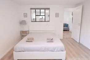 One bedroom apartment with secure free car park - Image 2