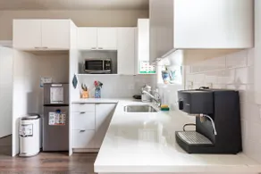 Luxe|Clean|Contactless Alberta Daylight Apartment - Image 3