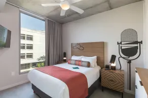 SPACIOUS 2 BEDROOM SUITE In the heart of Austin! - Image 2