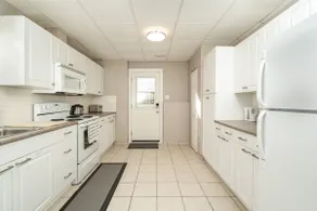 Spacious Oasis 2 bed suite with private entrance - Image 4